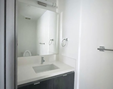552 N Hobart Boulevard - Photo Thumbnail 5