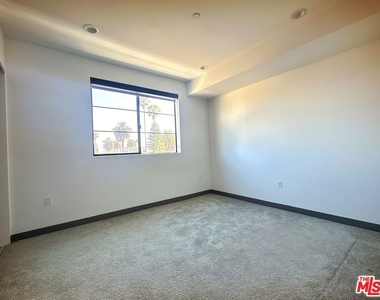 552 N Hobart Boulevard - Photo Thumbnail 6