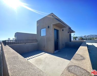 552 N Hobart Boulevard - Photo Thumbnail 7