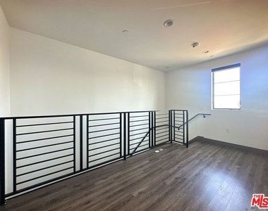 552 N Hobart Boulevard - Photo Thumbnail 2