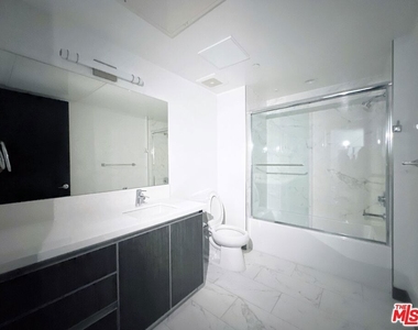 552 N Hobart Boulevard - Photo Thumbnail 4
