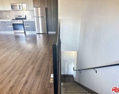 552 N Hobart Boulevard - Photo Thumbnail 1