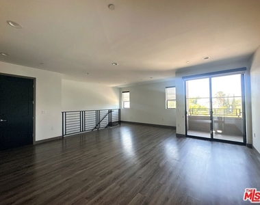 552 N Hobart Boulevard - Photo Thumbnail 3