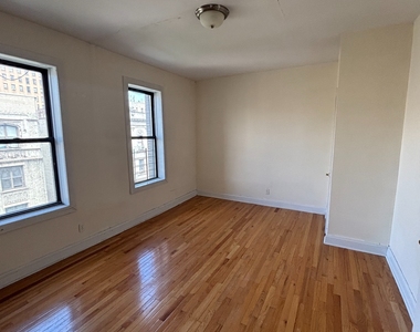 West 171st street  Ft Washington Avenue - Photo Thumbnail 4
