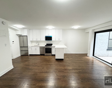 East 72 Street - Photo Thumbnail 10