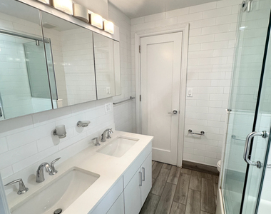 East 72 Street - Photo Thumbnail 7