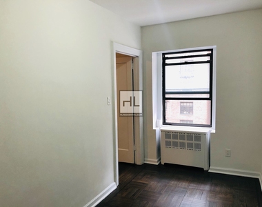 East 72 Street - Photo Thumbnail 24