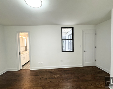 East 72 Street - Photo Thumbnail 3