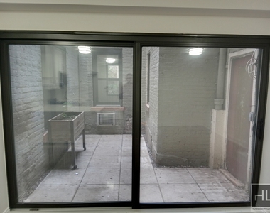 East 72 Street - Photo Thumbnail 15
