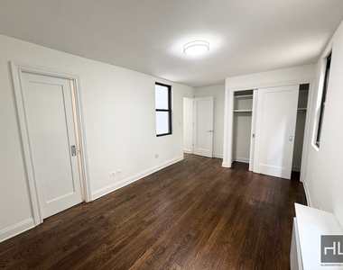 East 72 Street - Photo Thumbnail 2