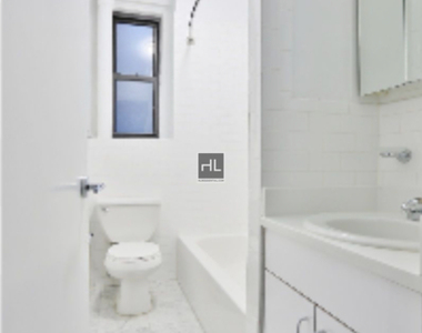 East 46 Street - Photo Thumbnail 17