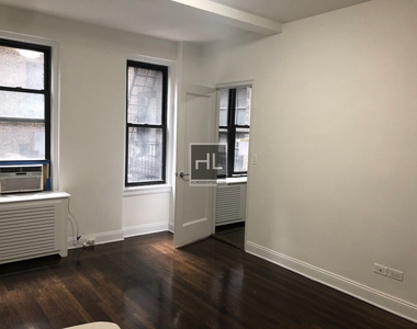 East 46 Street - Photo Thumbnail 7