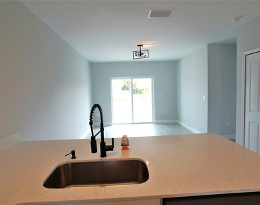 17070 Byron Avenue - Photo Thumbnail 7