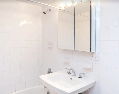 East 78th Street and 1st Avenue - Photo Thumbnail 5