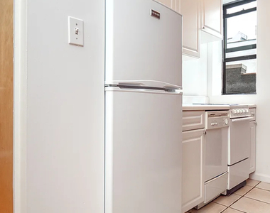 East 78th Street and 1st Avenue - Photo Thumbnail 9