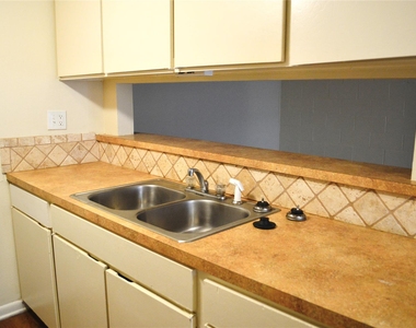 4709 Harmon Ave - Photo Thumbnail 3