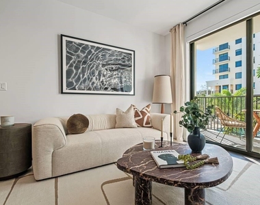 901 W Chesnut Street - Photo Thumbnail 12