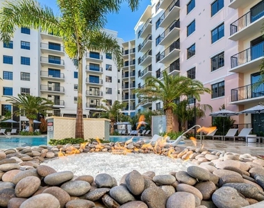 901 W Chesnut Street - Photo Thumbnail 1