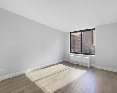 W 48th St and 8th ave - Photo Thumbnail 4