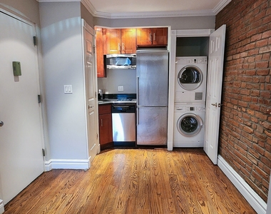 East 5th Street - Photo Thumbnail 4