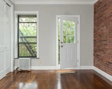 East 5th Street - Photo Thumbnail 4