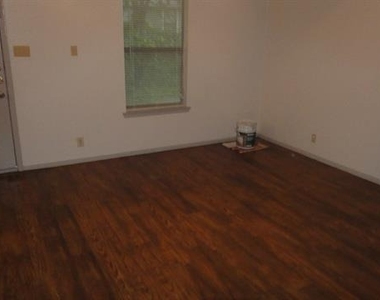 1115 Collier Street - Photo Thumbnail 2
