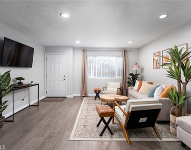 716 N Orange Street - Photo Thumbnail 3