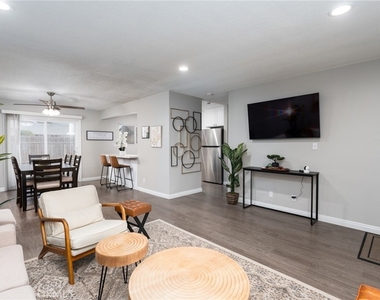 716 N Orange Street - Photo Thumbnail 5