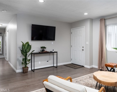 716 N Orange Street - Photo Thumbnail 2
