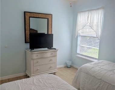 2535 Sw 28th Place - Photo Thumbnail 14