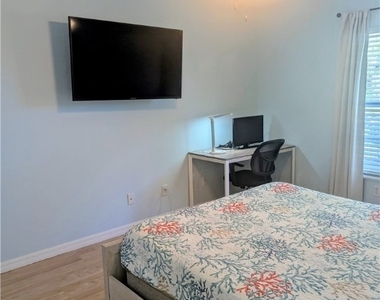 2535 Sw 28th Place - Photo Thumbnail 9