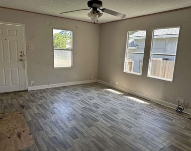 11919 Kingslake Forest Drive - Photo Thumbnail 5