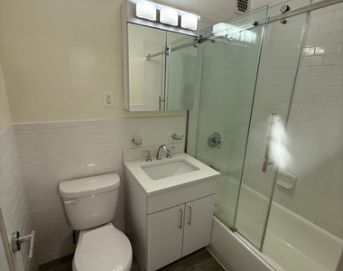 East 89 Street - Photo Thumbnail 3