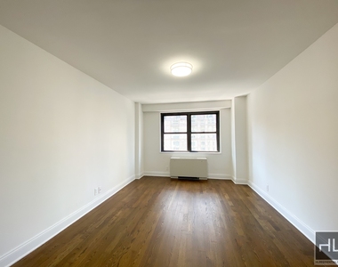 East 89 Street - Photo Thumbnail 6