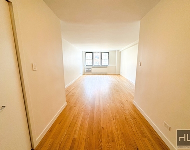 East 79th Street - Photo Thumbnail 3
