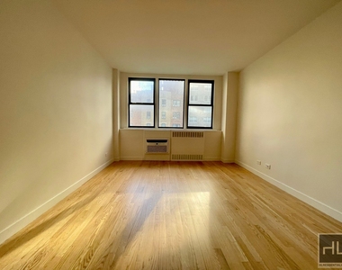 East 79th Street - Photo Thumbnail 13