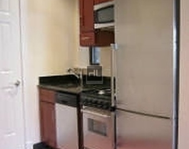 East 7th Street - Photo Thumbnail 2