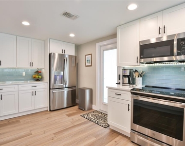 211 Island Circle - Photo Thumbnail 7