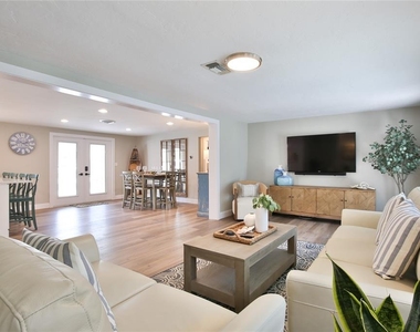 211 Island Circle - Photo Thumbnail 4