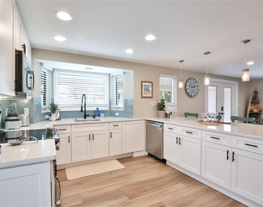 211 Island Circle - Photo Thumbnail 8