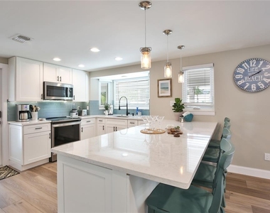 211 Island Circle - Photo Thumbnail 10
