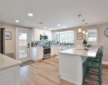 211 Island Circle - Photo Thumbnail 9