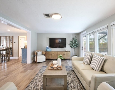 211 Island Circle - Photo Thumbnail 5