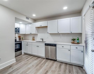 10211 Regal Oaks Drive - Photo Thumbnail 7