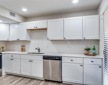 10211 Regal Oaks Drive - Photo Thumbnail 8