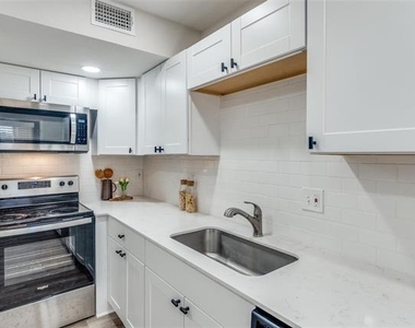 10211 Regal Oaks Drive - Photo Thumbnail 9