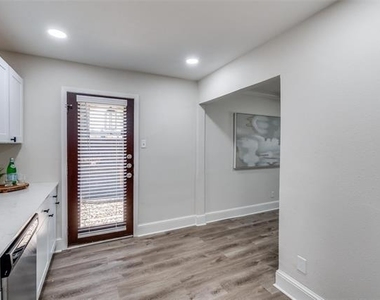 10211 Regal Oaks Drive - Photo Thumbnail 13