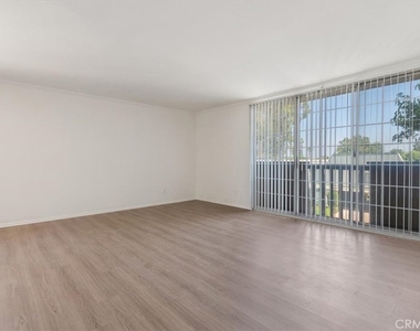 18640 Collins Street - Photo Thumbnail 9