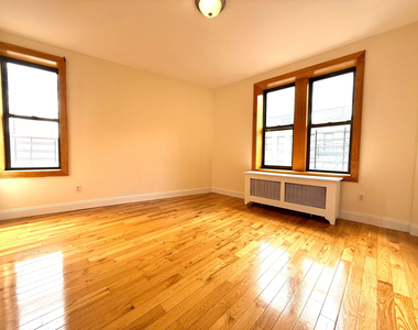 West 181st Street - Photo Thumbnail 3