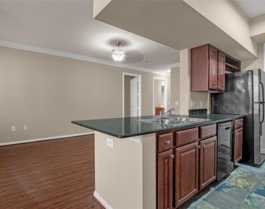 7575 Kirby Drive - Photo Thumbnail 17